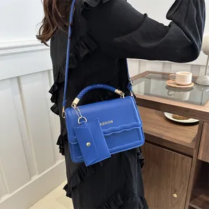 Sac bandoulière bleu roi avec poignée tressée et petite pochette assortie