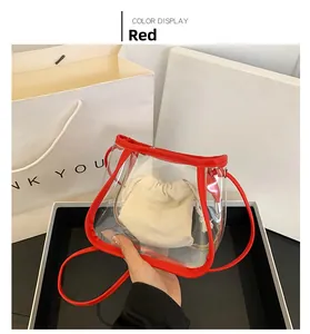 Detalle del borde de cuero rojo en bolso de PVC transparente con bolsa interior de lona