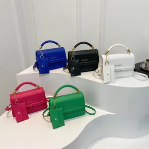 Sac bandoulière à poignée tressée française en cuir coloré avec mini pochette