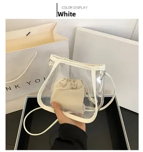 Vista detallada del bolso bandolera de PVC transparente con ribete de cuero blanco y lona