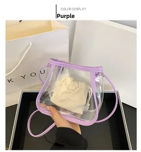 Detalle de bolso bandolera de PVC morado transparente con bolsa interior de lona