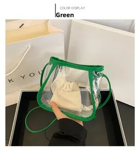 Vista de detalle del bolso de PVC verde transparente con bolsa interior beige de cordón