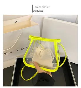 Detalle del bolso transparente de PVC con borde amarillo neón y neceser interior de lona