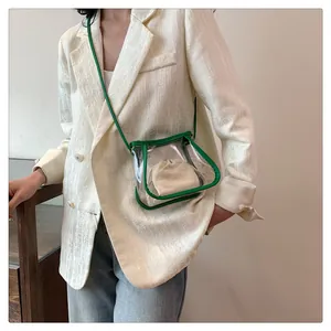 Dettaglio di borsa a tracolla in PVC verde trasparente con pochette interna beige