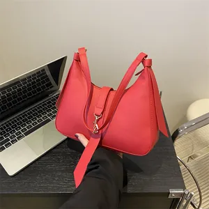Sac Sous le Bras en Cuir PU Minimaliste pour Femme Sac à Épaule Hobo Couleur Unie Avec Boucle en Métal Rétro