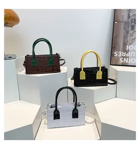 Dettaglio di borse alla moda con motivo a pietra e cuciture a contrasto in tre colori