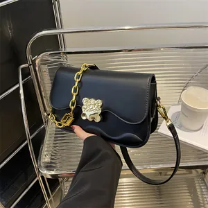 Sac sous le Bras Elégant en Cuir PU pour Femmes Bord Festonné Mode Fermoir Ours en Métal Doré Chaîne Sac à Epaule Petit Sac Carré