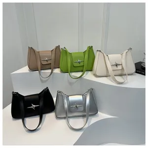 Vue détaillée des sacs baguette élégants avec boucles étoilées argentées tendance en cinq couleurs