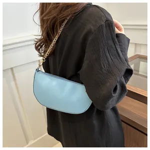 Detailansicht der hellblauen Hobo-Tasche mit Litschimuster und eleganter Goldkette