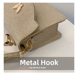 Détail du sac à paillettes or champagne avec fermoir métallique et papillon chic