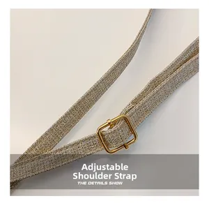 Détail de la bandoulière réglable à paillettes dorées avec boucle en métal pour sacs