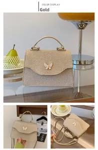 Détails du petit sac doré texturé avec boucle papillon blanche et vue de la doublure intérieure