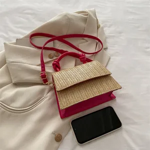 Petit sac carré en paille avec garniture rose contrastée et poignée nouée chic