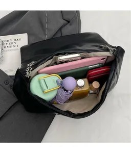Detailansicht der geräumigen schwarzen gesteppten Shopper-Tasche mit silberner Kette