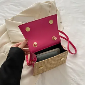 Mini sac bandoulière en patchwork de paille et PU rose avec fermoir magnétique doré et intérieur