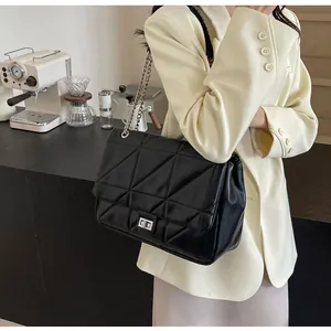 Detailansicht der schwarzen gesteppten Ledertasche mit Silberkette und Metallverschluss