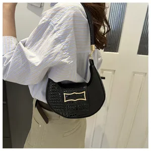 Détails du sac demi-lune noir texture pierre avec boucle dorée et bandoulière en cuir