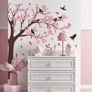 Wandtattoo mit rosa Kirschblüten und Vögeln über weißer Kommode für Schlafzimmer deko