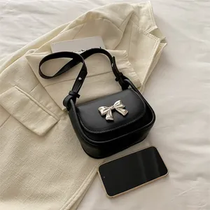 Sac sous le bras classique en cuir PU noir orné d'un nœud papillon argenté sur le rabat