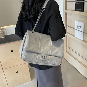 Schicke graue Stepptasche mit Kettenriemen und Metallschloss in einer Lifestyle-Umgebung
