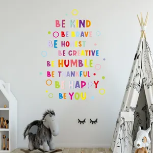 Kleurrijke motiverende muurstickers voor kinderkamer met Be Kind en Be Brave teksten