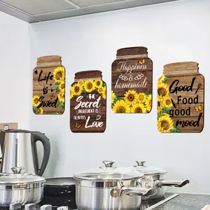 Décoration de cuisine avec quatre pots mason tournesol et texture de bois rustique