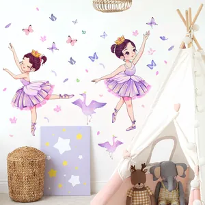 Détail de stickers muraux danseuse de ballet avec papillons violets dans une chambre d'enfant