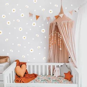 Makroaufnahme von weißen Gänseblümchen-Wandstickern mit kleinen Herzen in einem Kinderzimmer
