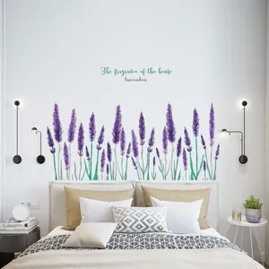 Détail de stickers muraux de lavande à l'aquarelle au-dessus d'un lit de chambre