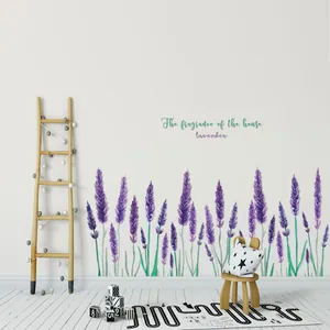 Détail de stickers muraux lavande avec fleurs violettes et citation dans une pièce cozy