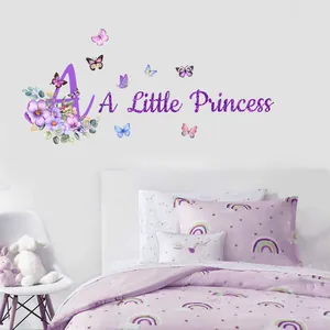 Dettaglio dell'adesivo murale A Little Princess con lettere floreali e farfalle colorate