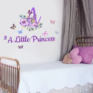 Dettaglio dell'adesivo murale A Little Princess con fiori viola e farfalle colorate