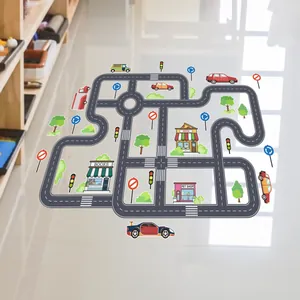Détail d'autocollants muraux de route et trafic pour enfants sur sol carrelé blanc