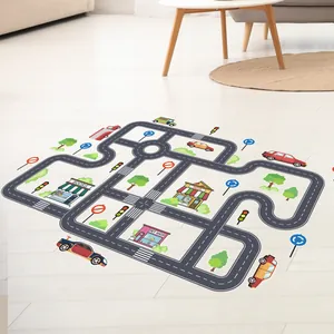 Détail du tapis de jeu circuit urbain pour enfants avec voitures sur sol en bois