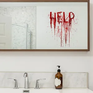 Nahaufnahme der Halloween Blut 'HELP' Wandaufkleber auf einem Badezimmerspiegel