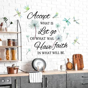 Inspirerende muursticker met quotes, libellen en paardenbloemen op witte bakstenen muur