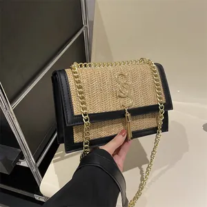 Sac Bandoulière en Paille Tissée pour Femmes avec Bordure en Cuir PU Chaîne Dorée Gland Logo S Mode Vacances Plage