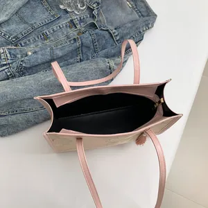 Borsa tote rosa con ricami floreali, nappa decorativa e interno con cerniera