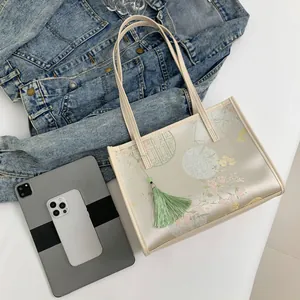Borsa a tracolla ricamata con nappa, capiente per tablet e look estivo raffinato
