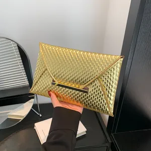 Elegante pochette a busta dorata con trama a scaglie metalliche e barra in metallo liscia