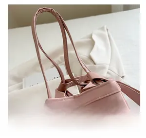 Vue détaillée du sac seau en cuir rose poudré avec coutures nettes et fines anses