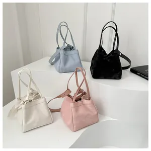 Sélection de sacs seaux à cordon en bleu clair, noir, blanc cassé et vieux rose