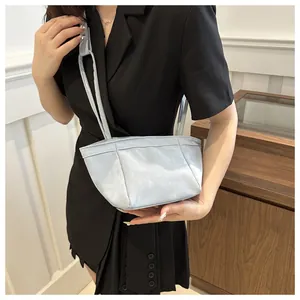 Détails de la texture du sac seau bleu clair avec cordon de serrage et doubles bretelles
