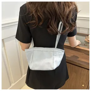 Sac seau bleu clair à cordon avec texture plissée porté par un mannequin en mode de vie