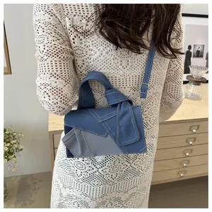 Détail du sac bandoulière en denim patchwork bleu et gris avec bandoulière réglable