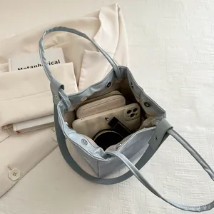 Sac seau minimaliste bleu clair en cuir PU avec intérieur spacieux et fermoir aimanté