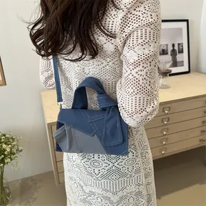 Sac bandoulière en denim patchwork avec poignée nouée et bandoulière ajustable