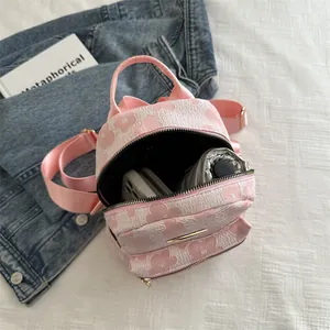 Mini-Rucksack in Rosa mit Blumen-Jacquard, geprägten Blüten und goldenem Reißverschluss