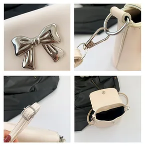 Dettagli della mini borsa a tracolla con fiocco argento e chiusura magnetica