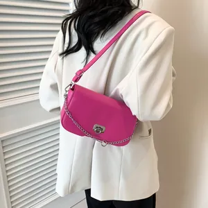 Sac bandoulière magenta pour femme avec finition polie et détails de chaîne argentée